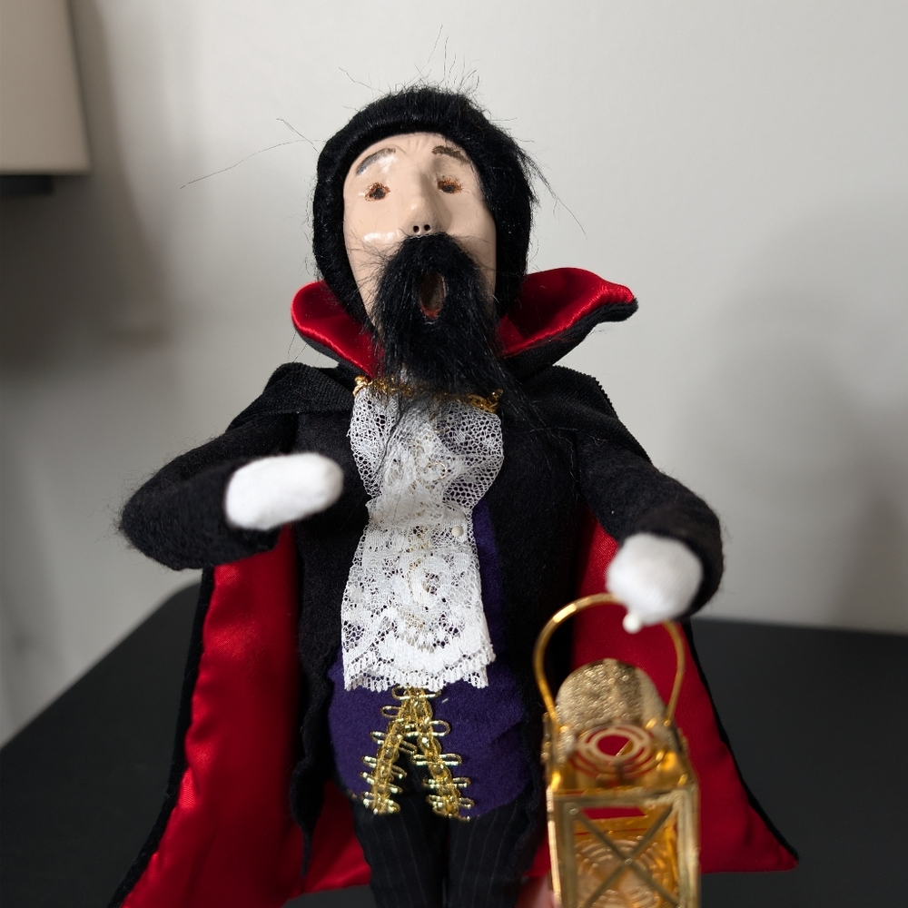 Buyers' Choice Count Dracula Caroler Figurine With Lantern - Picture 6 of 8
